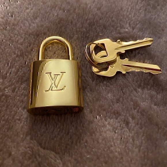 New LV Louis Vuitton Gold-Tone Lock with 16" Box Link Chain Choker Necklace - Picture 3 of 4